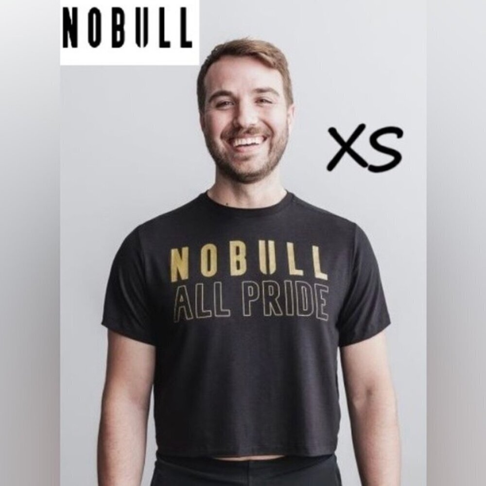 NOBULL - Men's Boxy Pride T-Shirt - Black/Gold. Size: XS. NWT. (1723)